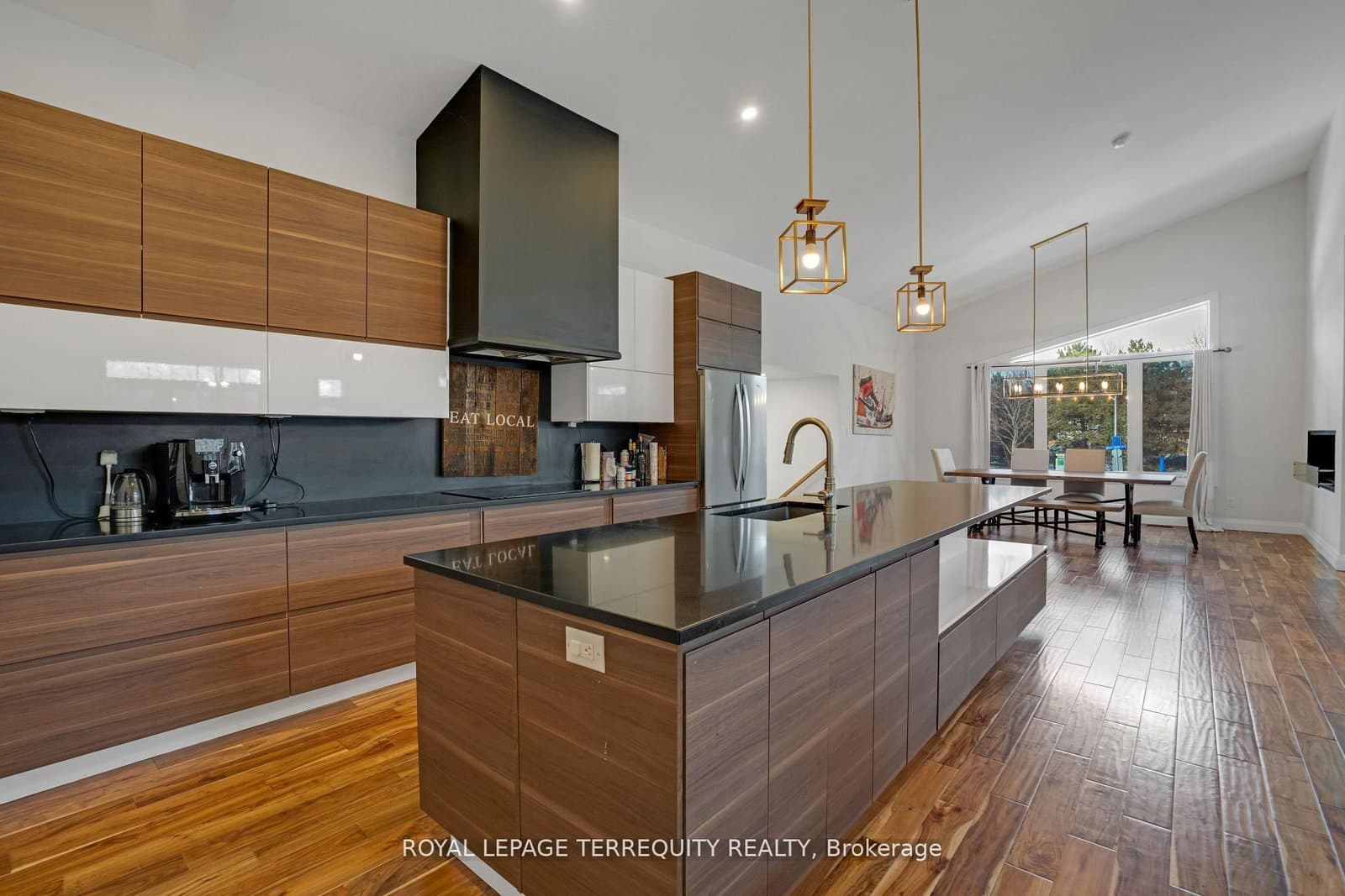 716 North Shore Boulevard E thumbnail 6