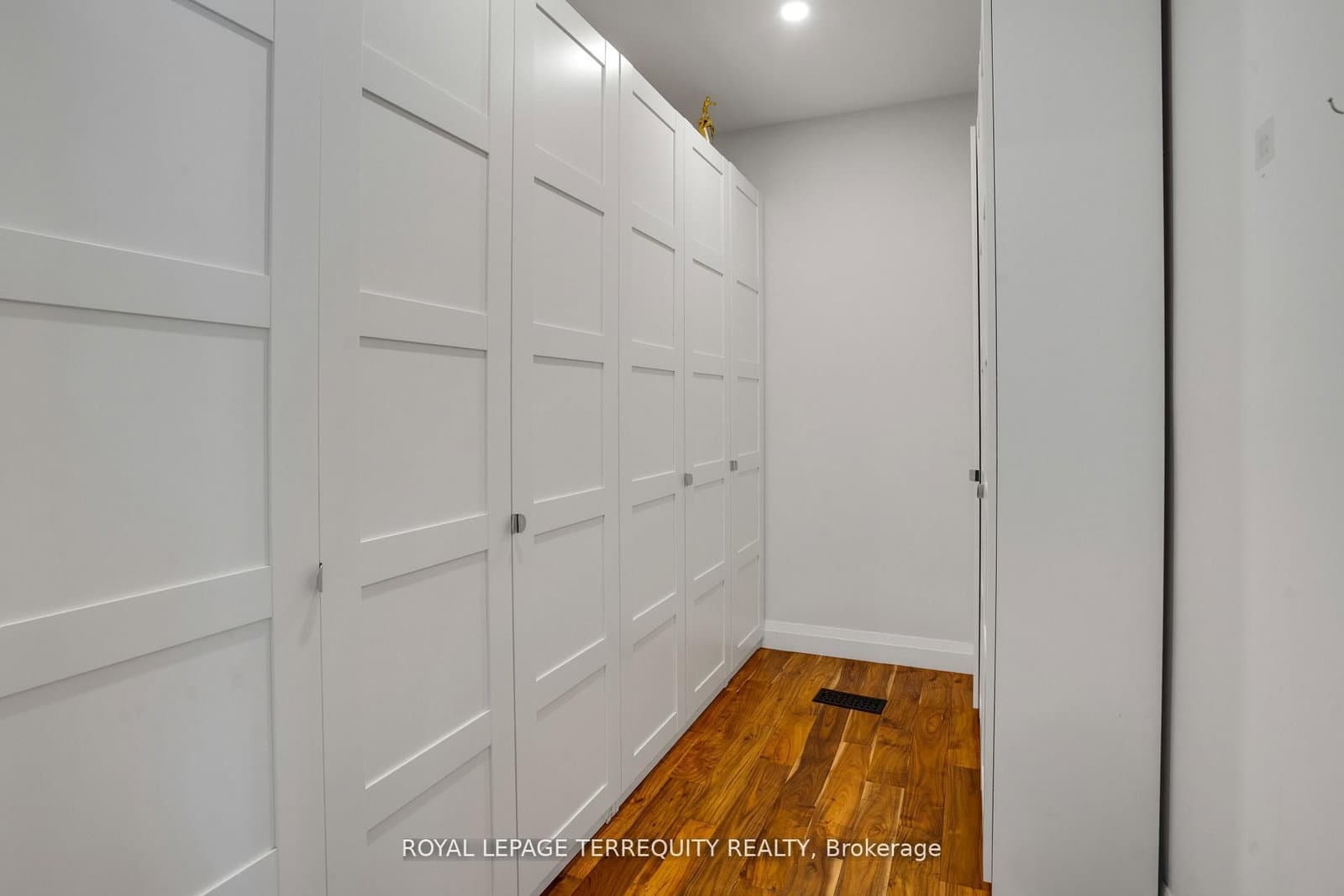 716 North Shore Boulevard E thumbnail 13
