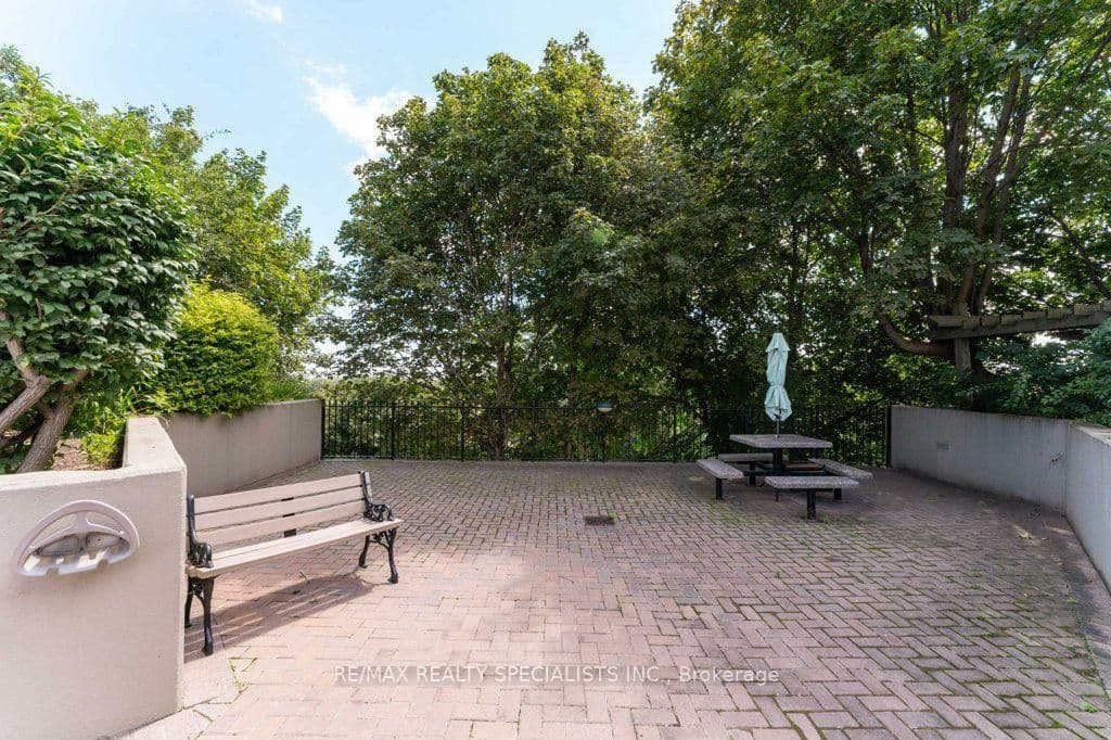 880 Dundas Street W, Unit 1106 thumbnail 32