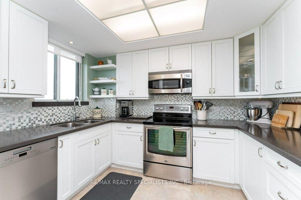 880 Dundas Street W, Unit 1106 thumbnail 4