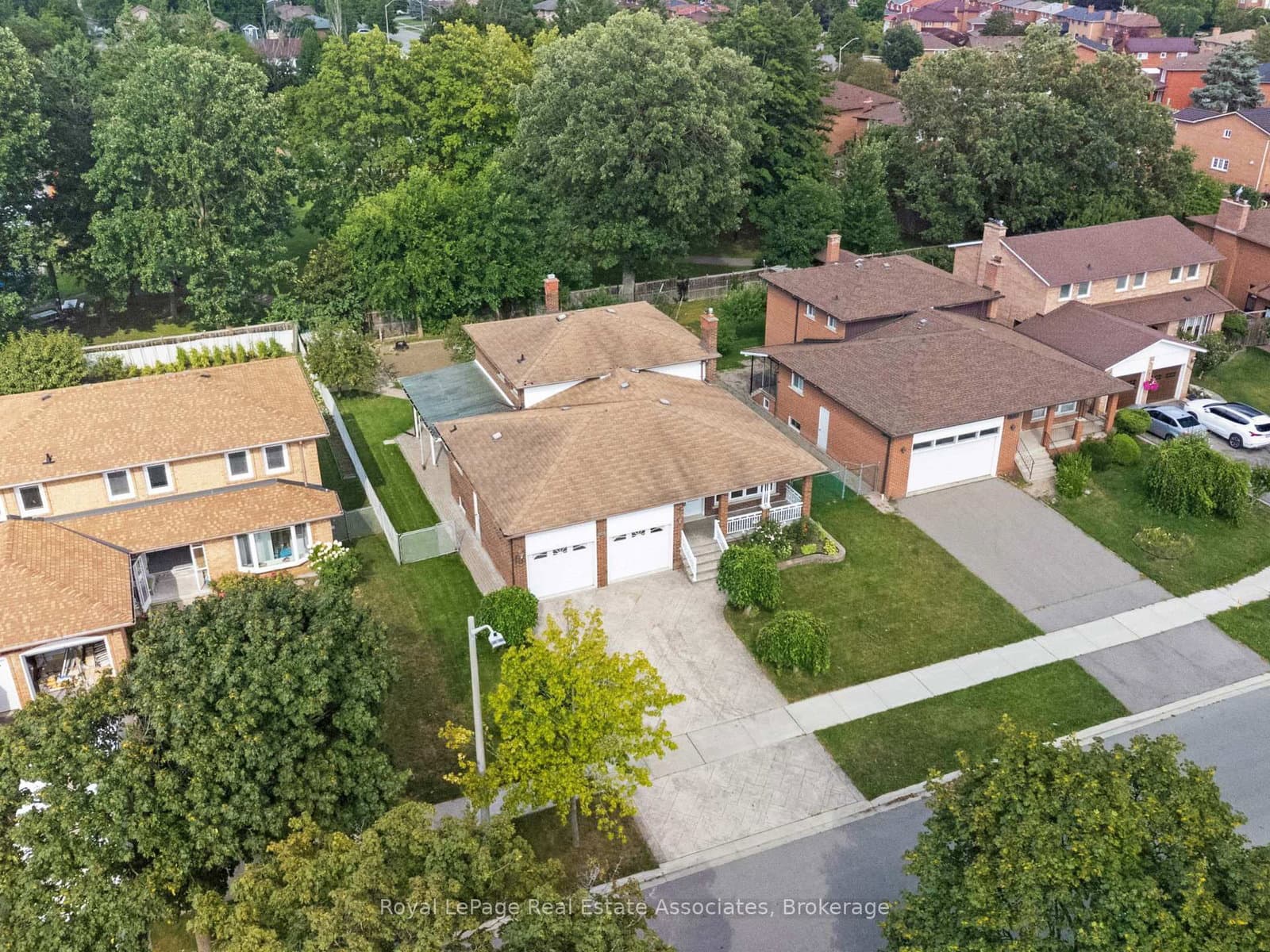 2535 Privet Crescent thumbnail 3