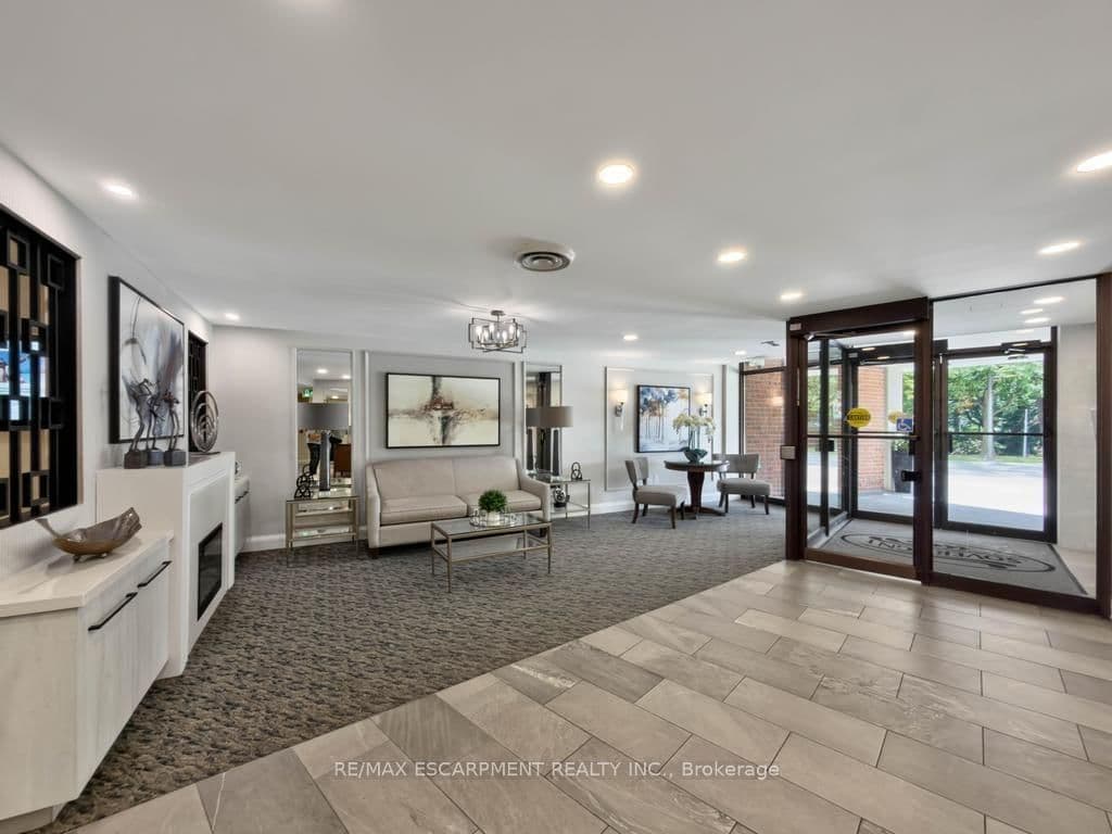 1230 Marlborough Court, Unit 202 thumbnail 4