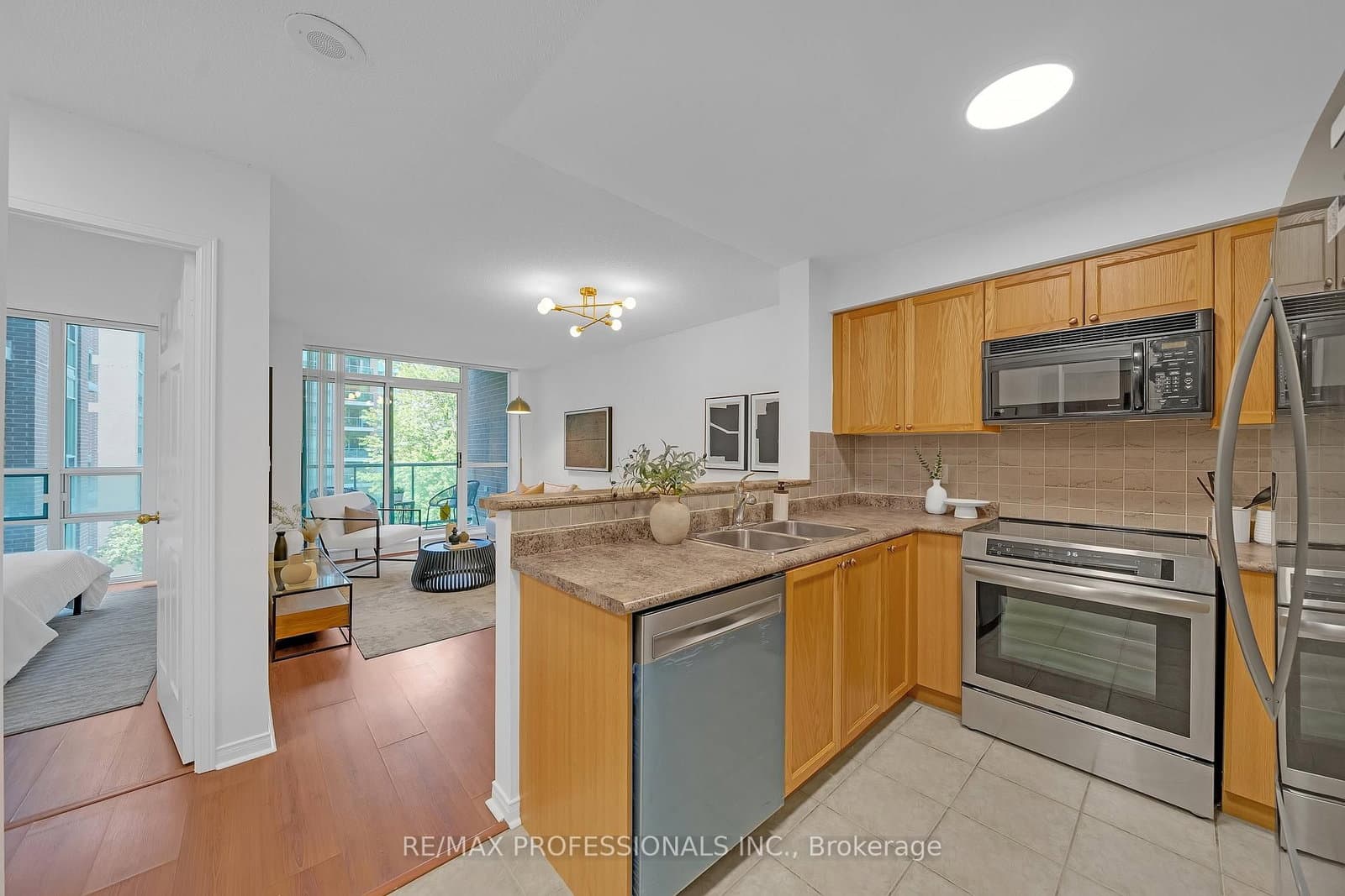9 Michael Power Place, Unit 402 thumbnail 4
