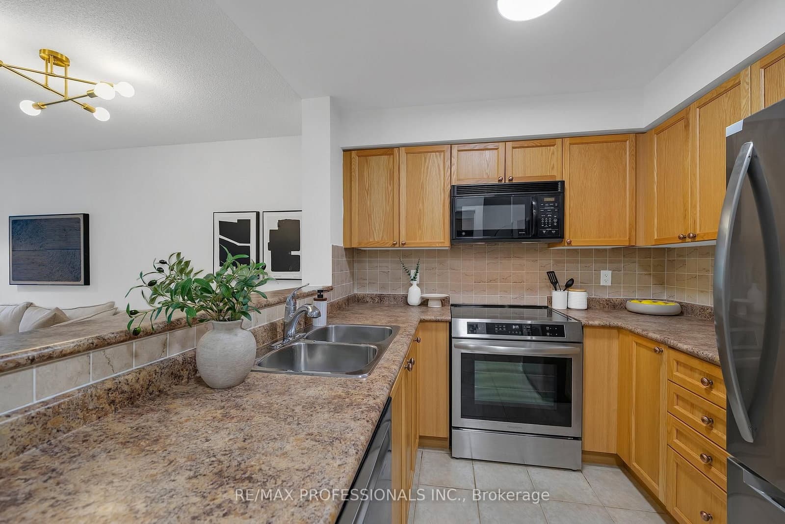 9 Michael Power Place, Unit 402 thumbnail 5