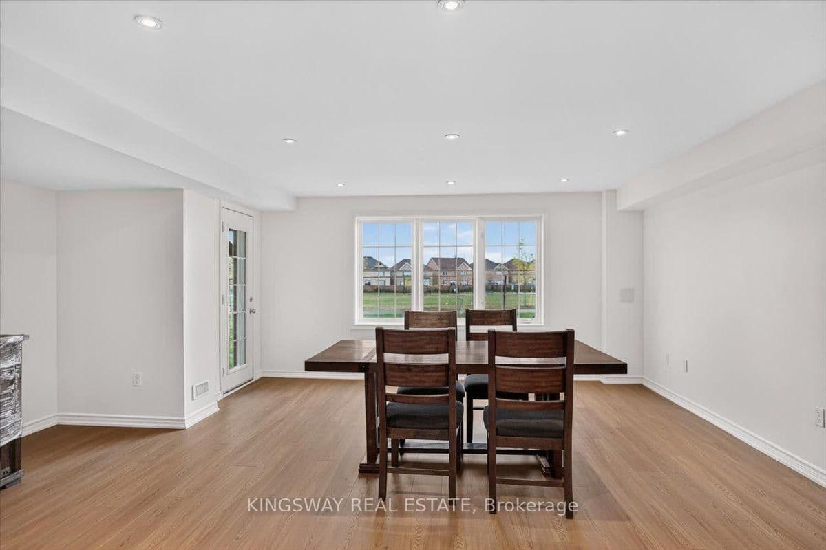 8 Monkton Circle thumbnail 32
