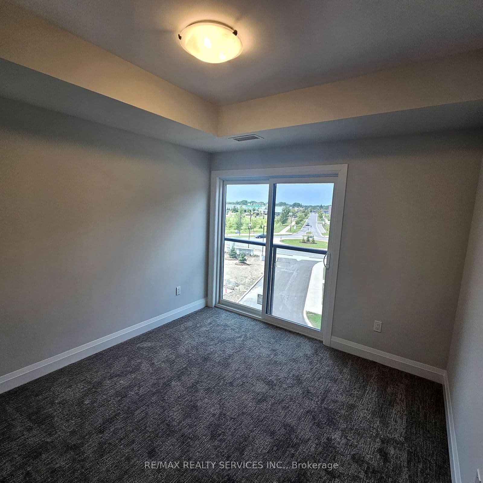 118 Summersides Boulevard, Unit 300