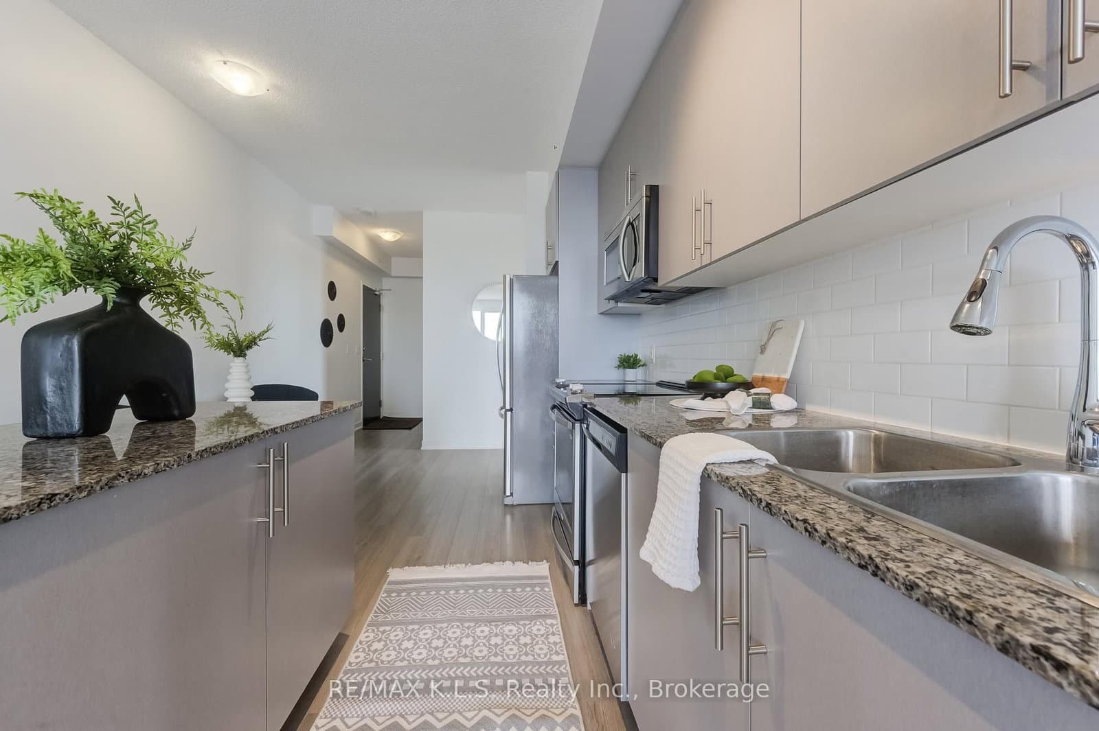85 Duke Street W, Unit 1404 thumbnail 15