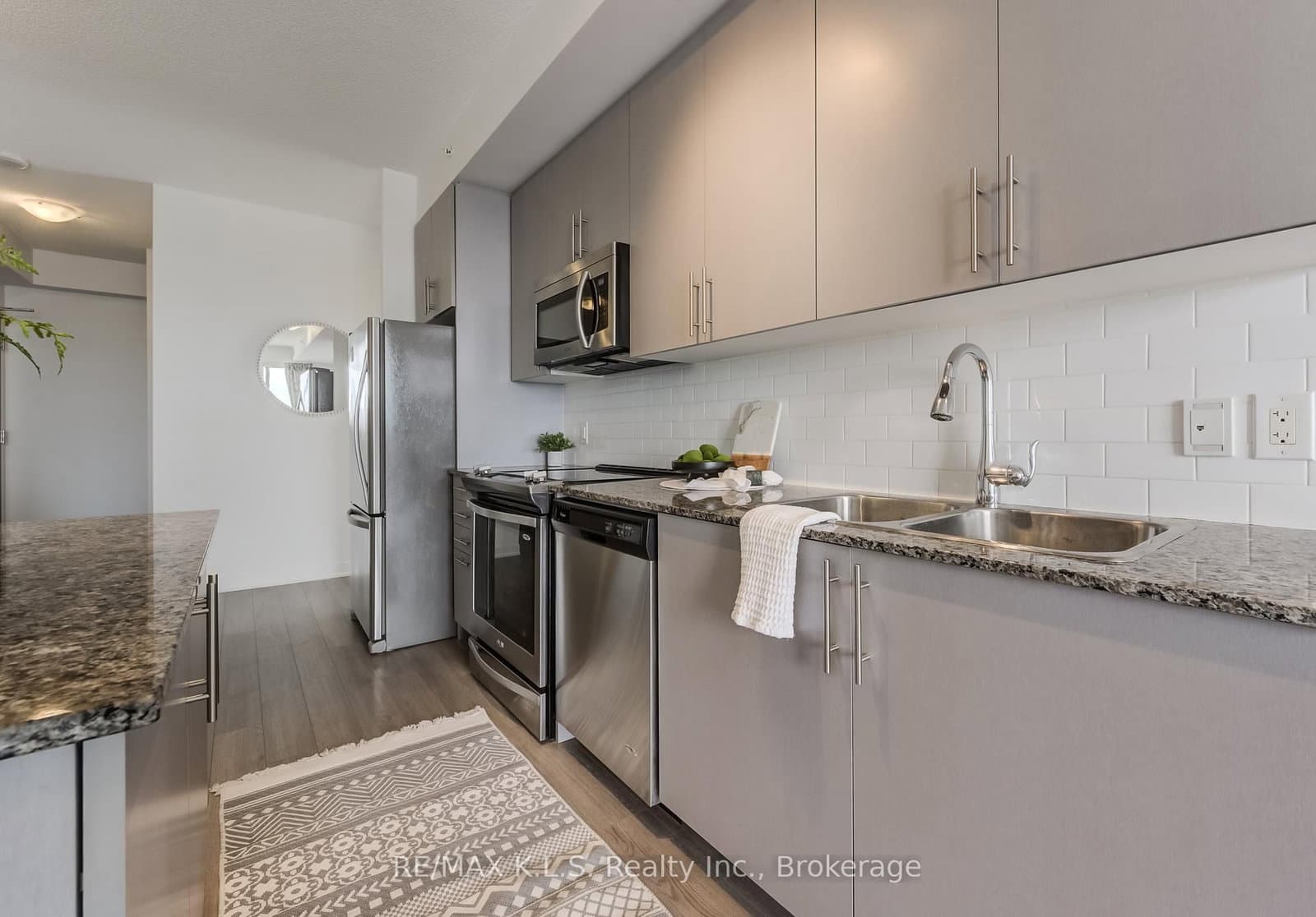 85 Duke Street W, Unit 1404 thumbnail 16