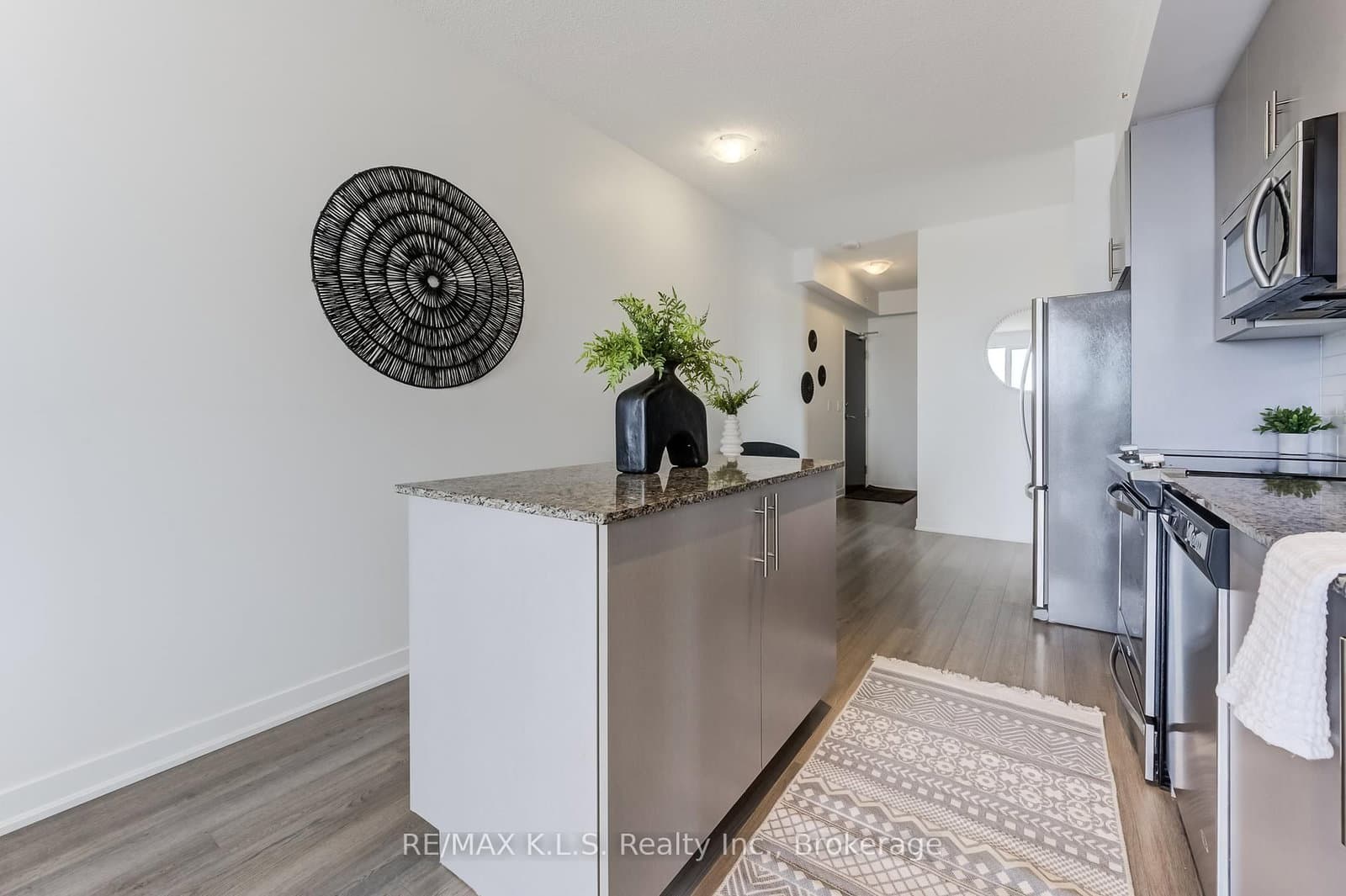 85 Duke Street W, Unit 1404 thumbnail 17