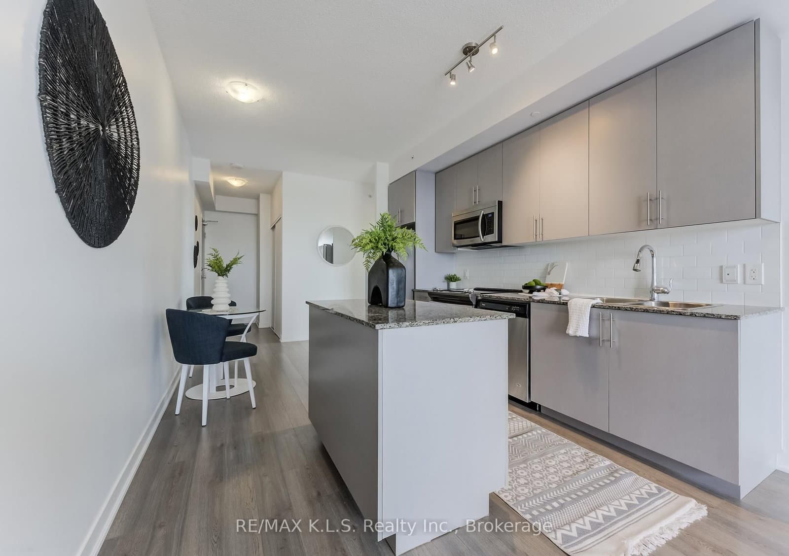 85 Duke Street W, Unit 1404 thumbnail 18