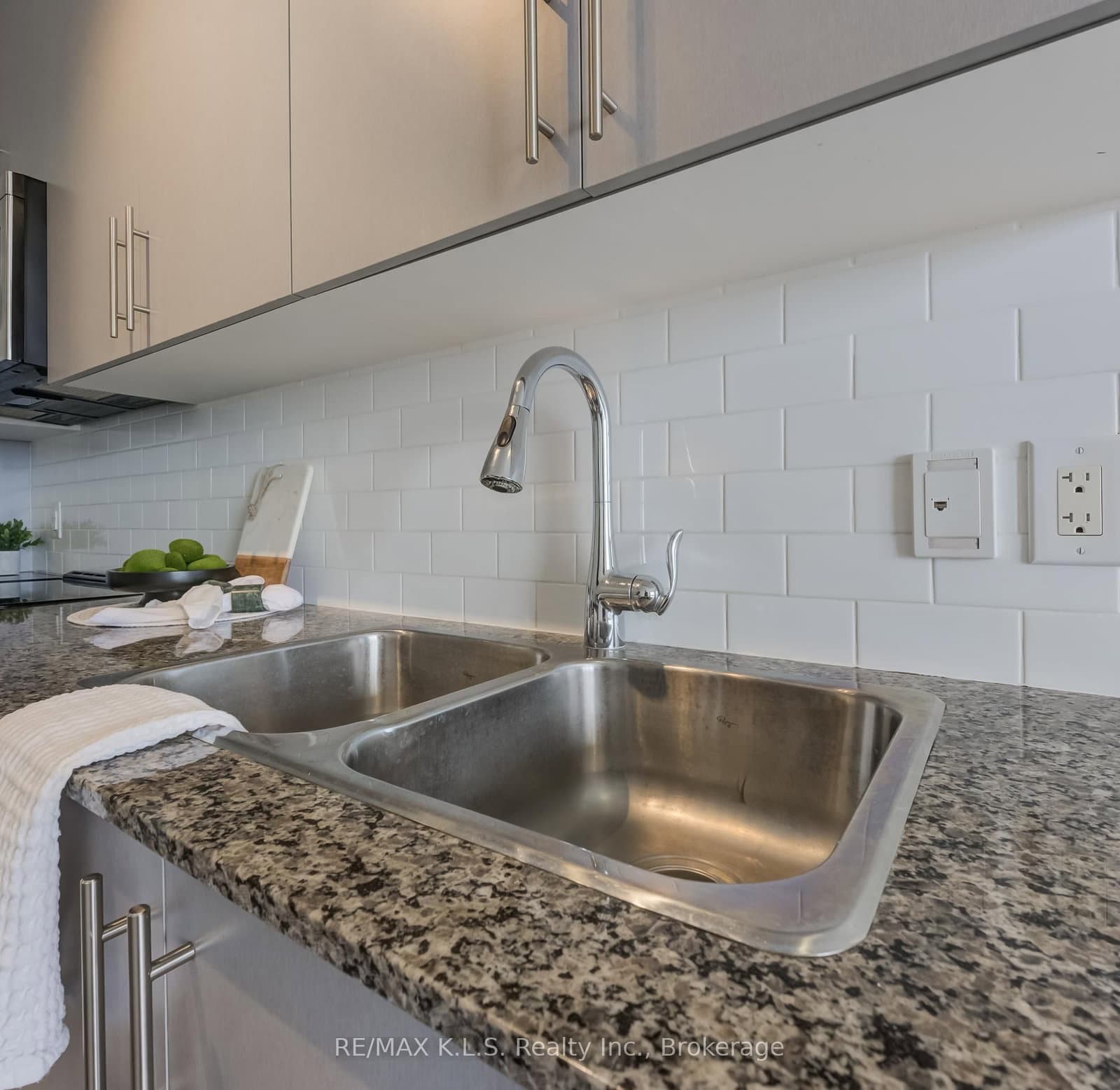 85 Duke Street W, Unit 1404 thumbnail 19