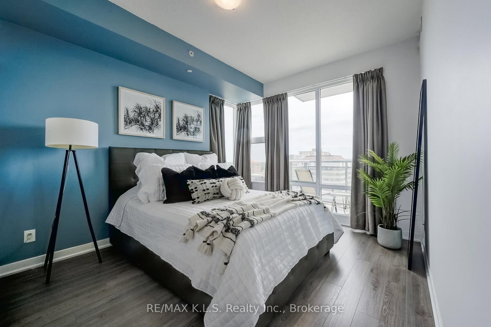 85 Duke Street W, Unit 1404 thumbnail 22