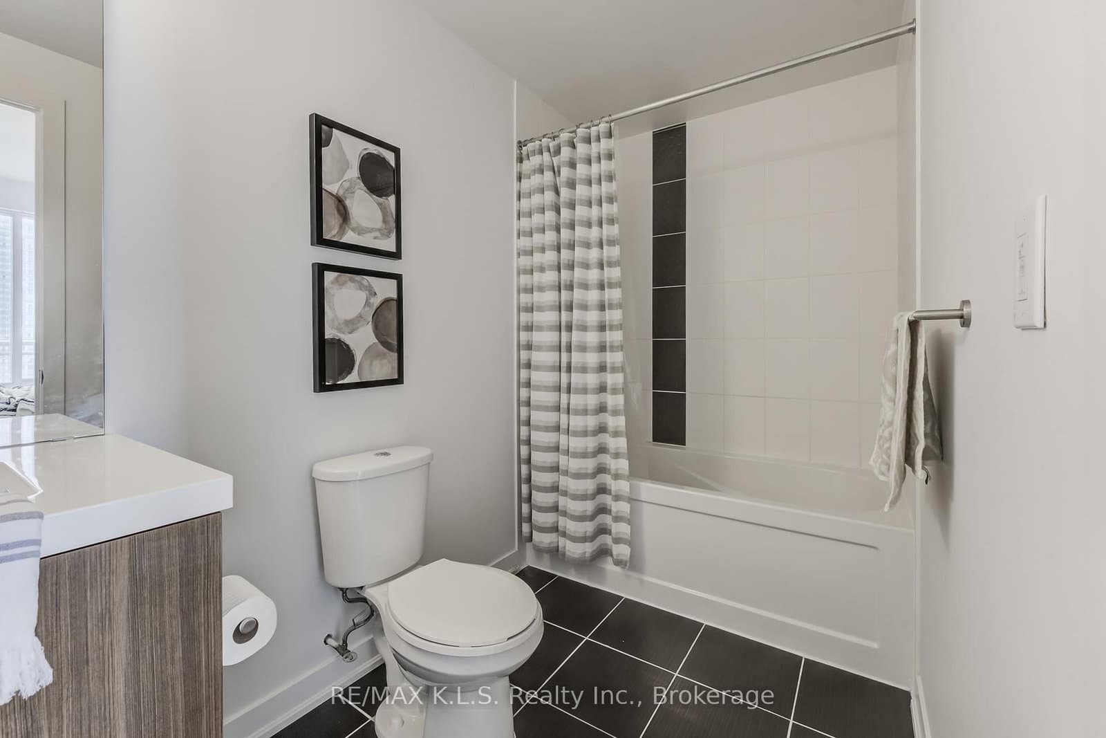 85 Duke Street W, Unit 1404 thumbnail 24