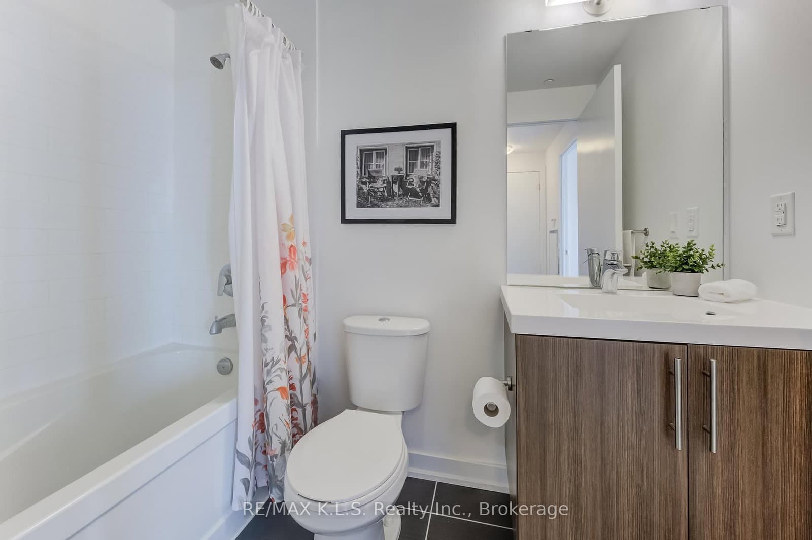 85 Duke Street W, Unit 1404 thumbnail 27
