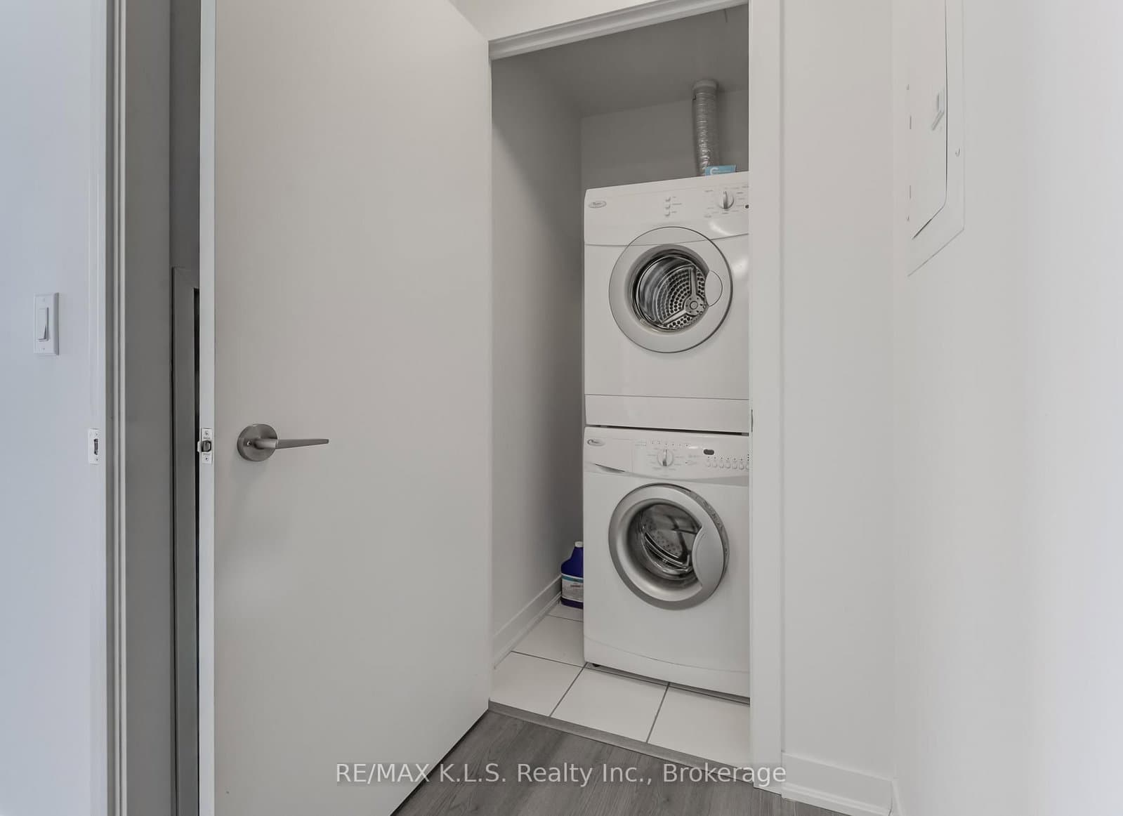 85 Duke Street W, Unit 1404 thumbnail 28