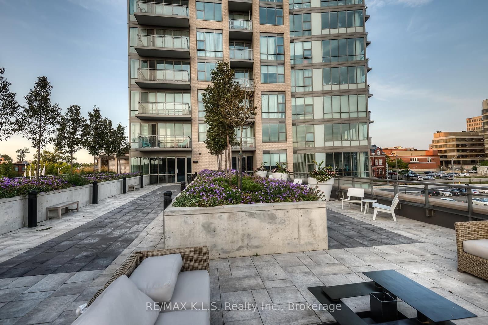 85 Duke Street W, Unit 1404 thumbnail 5