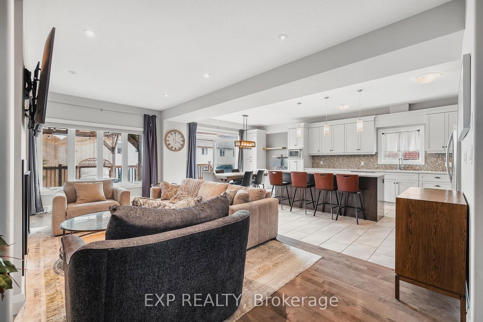 346 Moorlands Crescent thumbnail 4