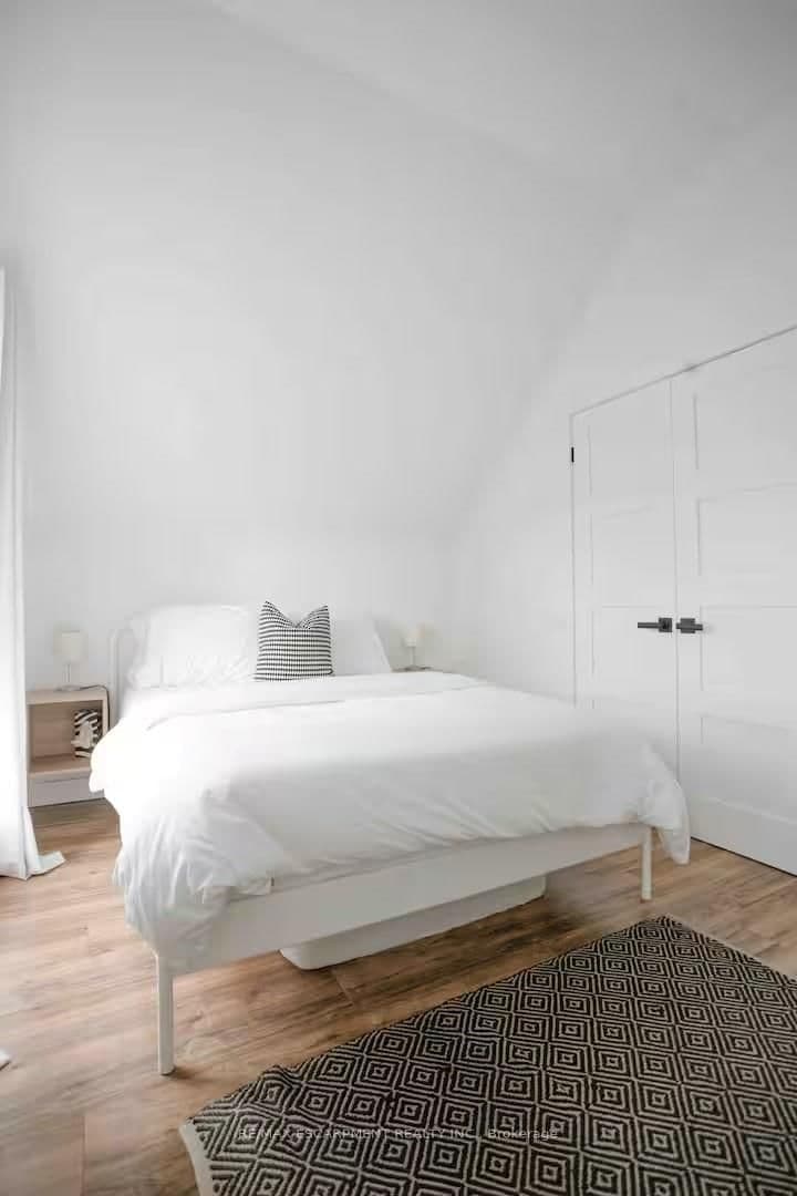 426 Wilson Street E, Unit 1 thumbnail 26
