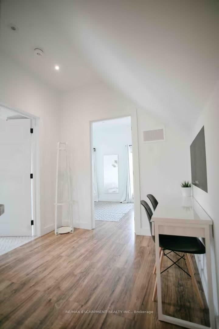426 Wilson Street E, Unit 1 thumbnail 28
