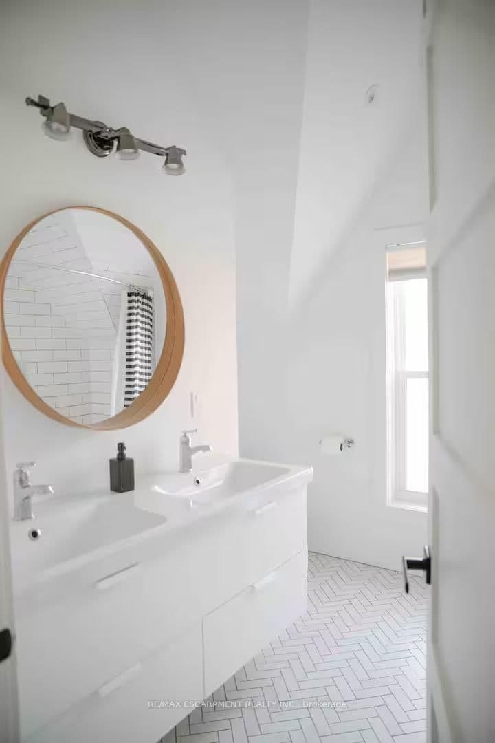 426 Wilson Street E, Unit 1 thumbnail 32