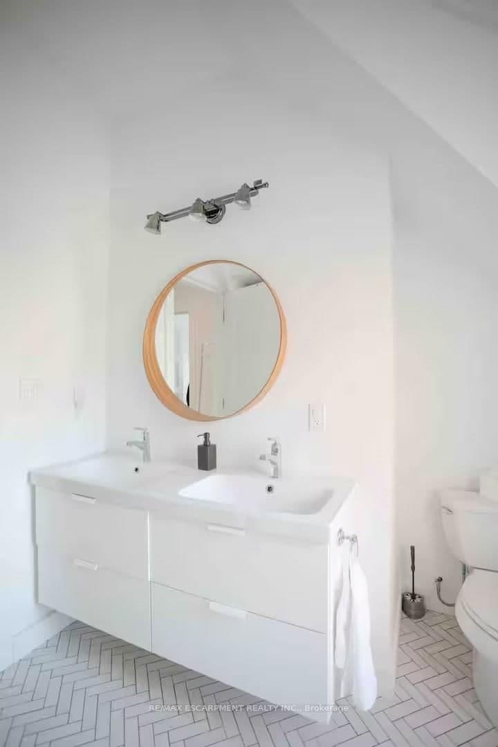 426 Wilson Street E, Unit 1 thumbnail 33