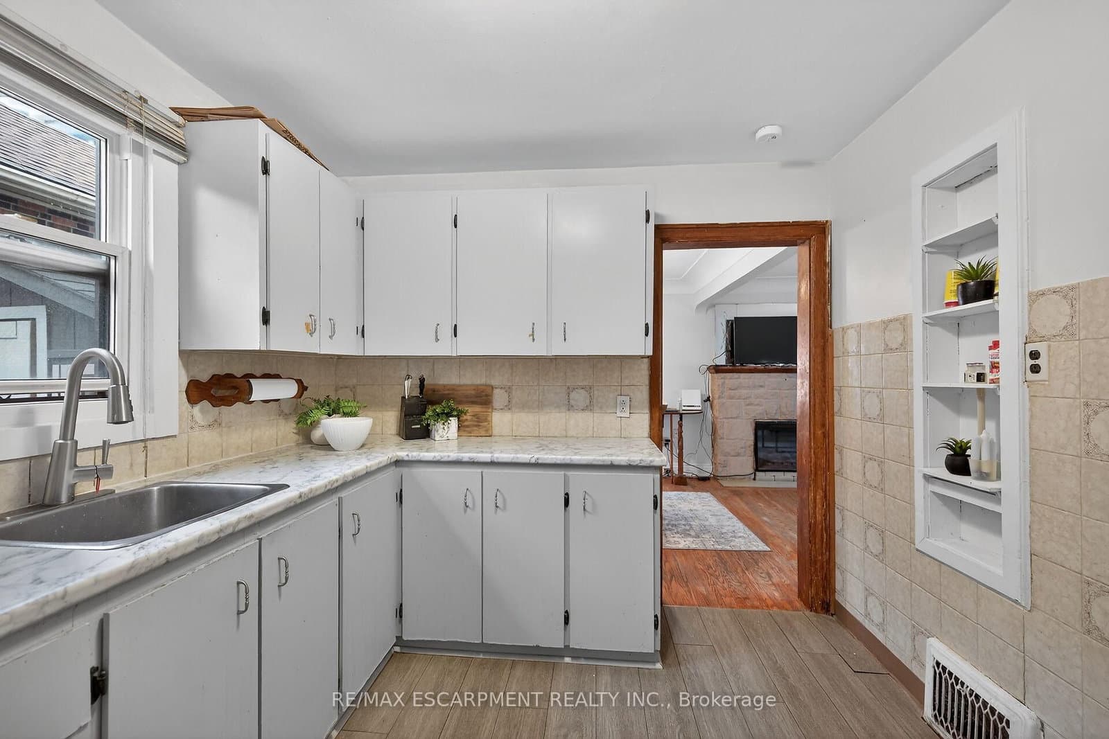 144 Hunter Street W thumbnail 17