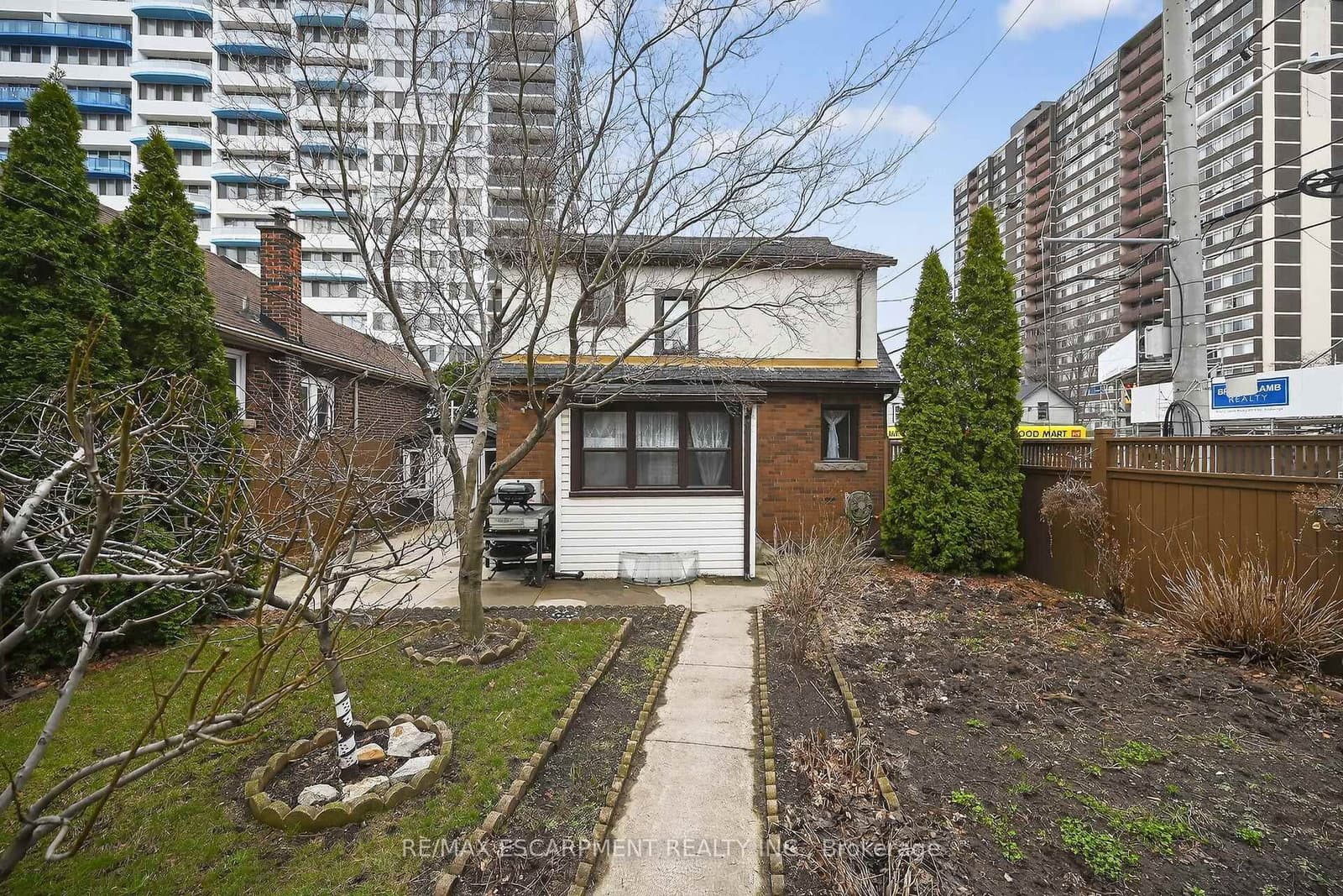 144 Hunter Street W thumbnail 2