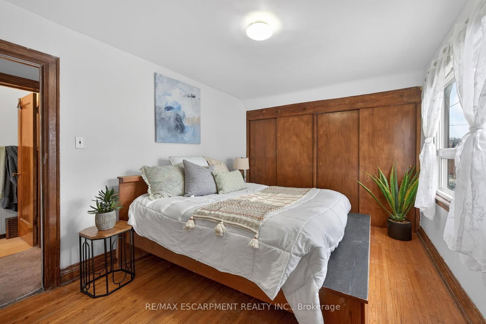 144 Hunter Street W thumbnail 20