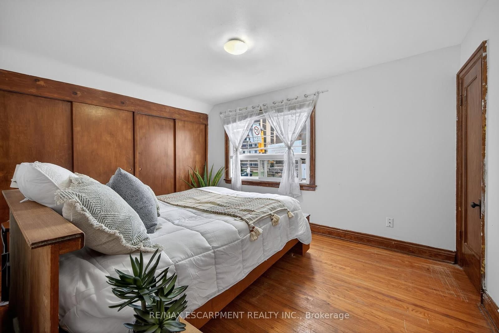 144 Hunter Street W thumbnail 21