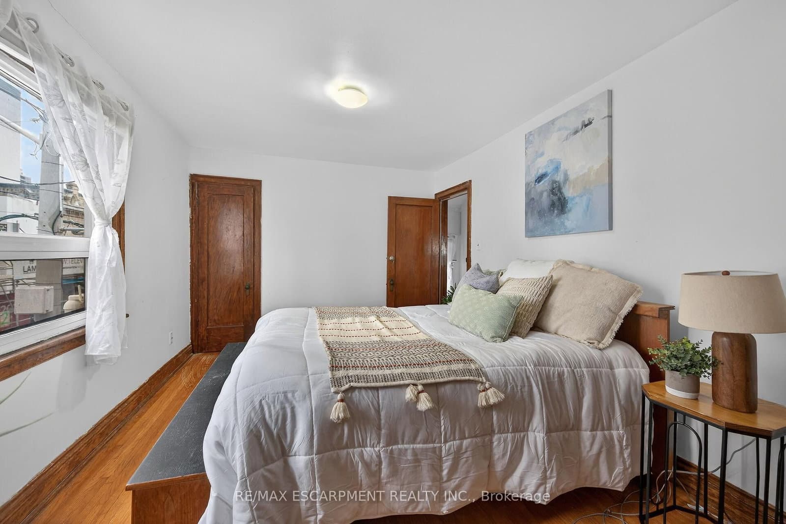 144 Hunter Street W thumbnail 22
