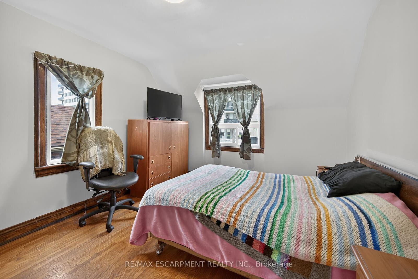 144 Hunter Street W thumbnail 23