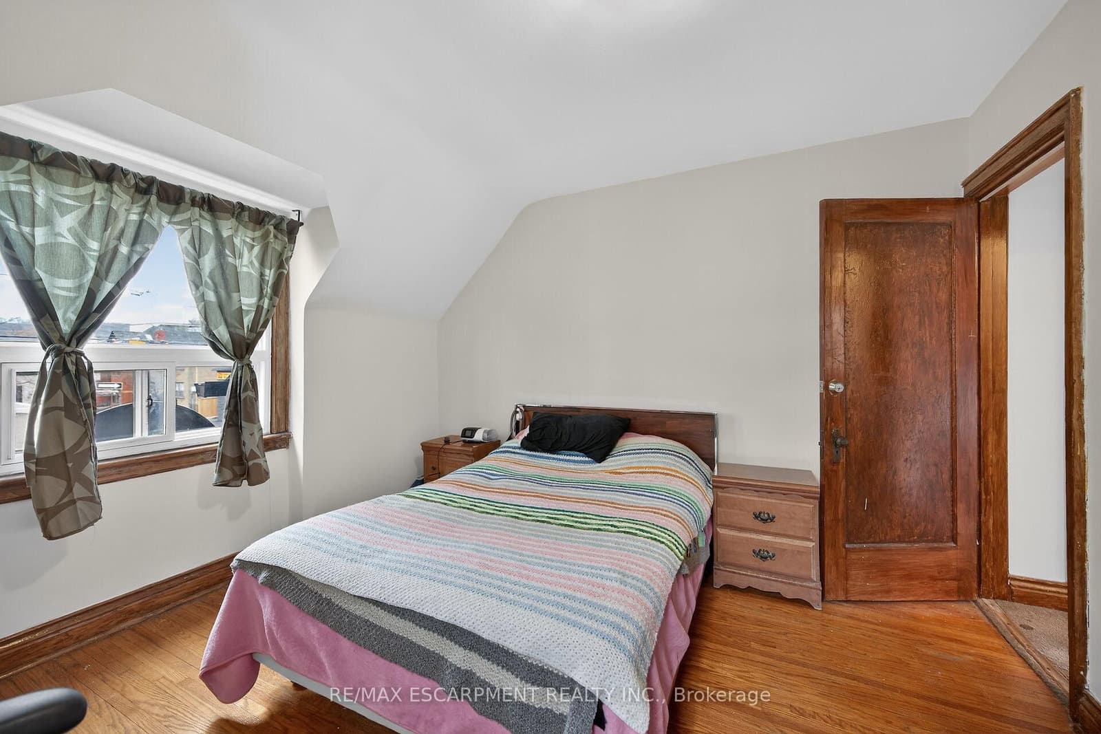 144 Hunter Street W thumbnail 24