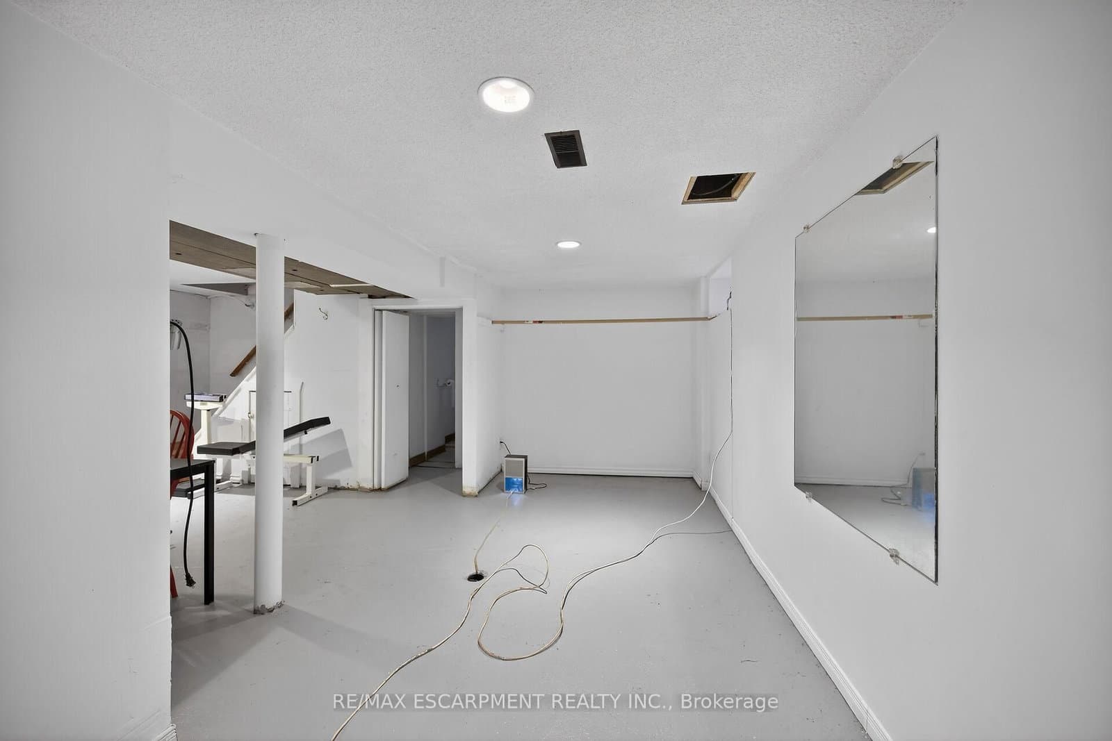 144 Hunter Street W thumbnail 31