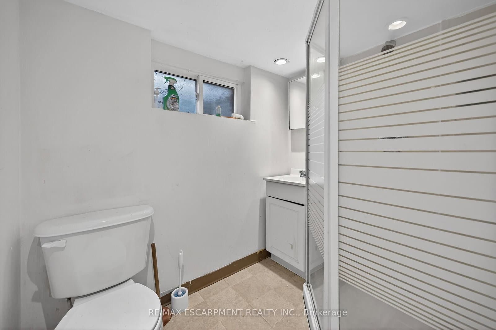 144 Hunter Street W thumbnail 33