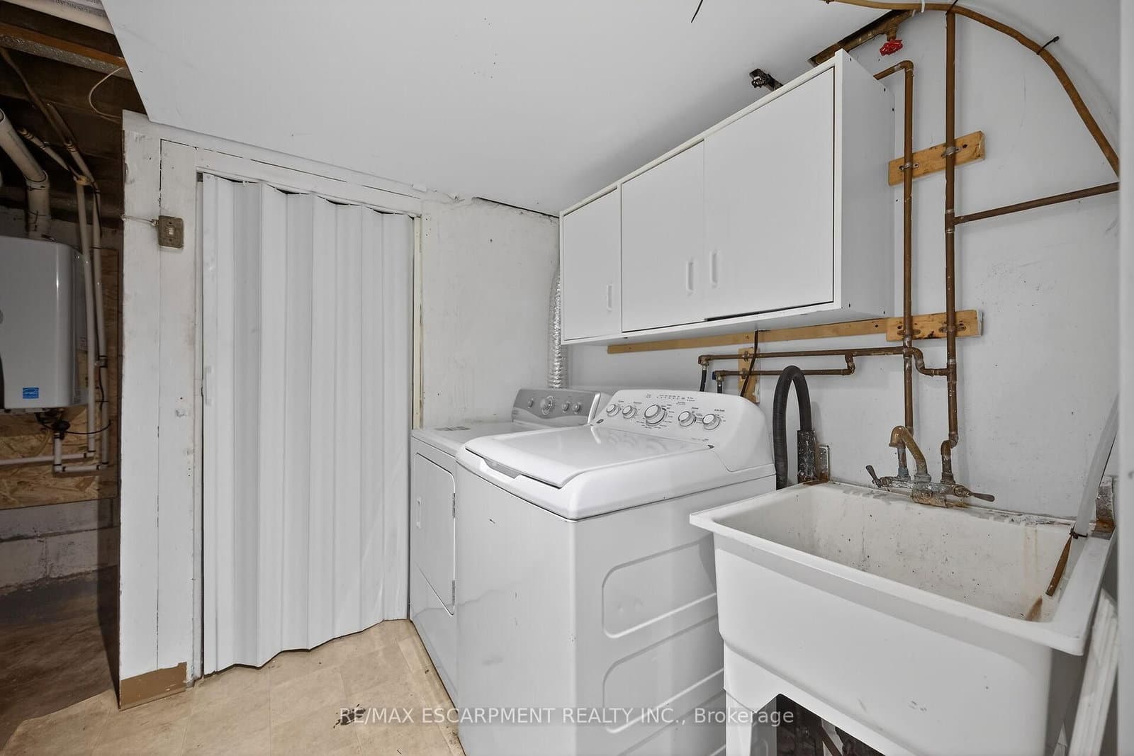 144 Hunter Street W thumbnail 34