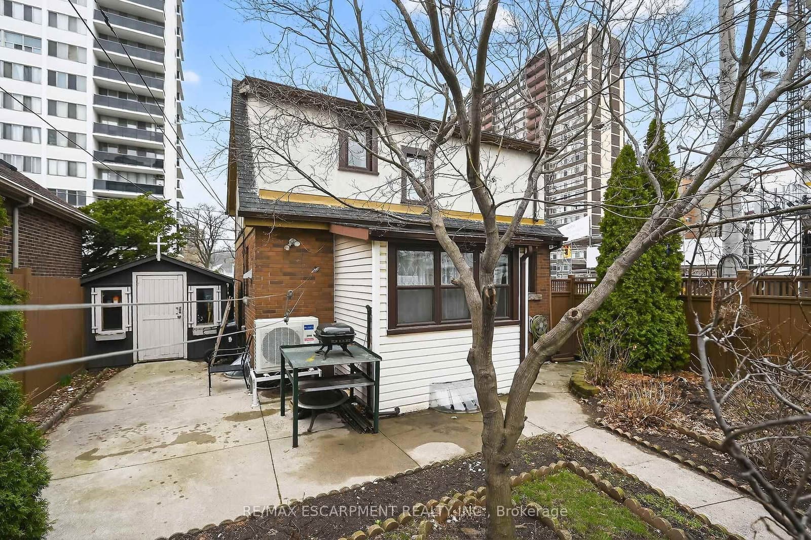144 Hunter Street W thumbnail 35