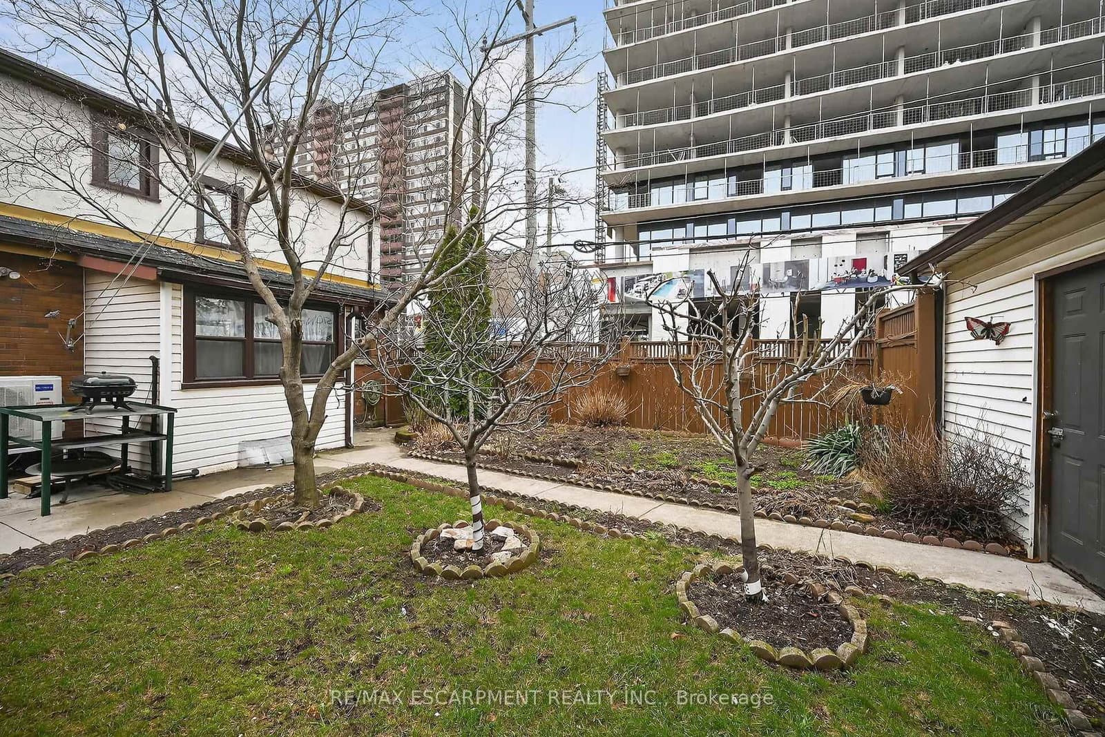 144 Hunter Street W thumbnail 36