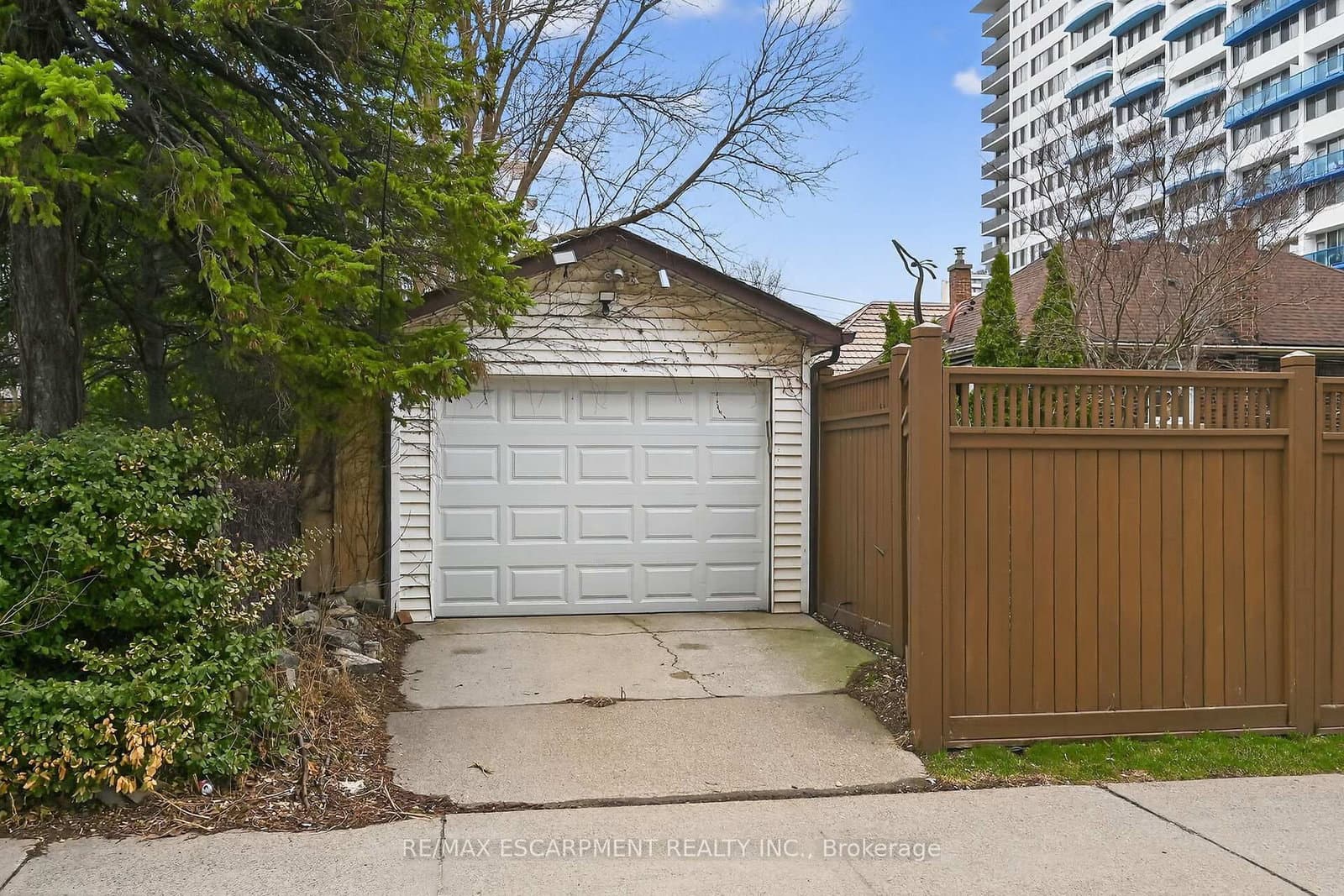 144 Hunter Street W thumbnail 4