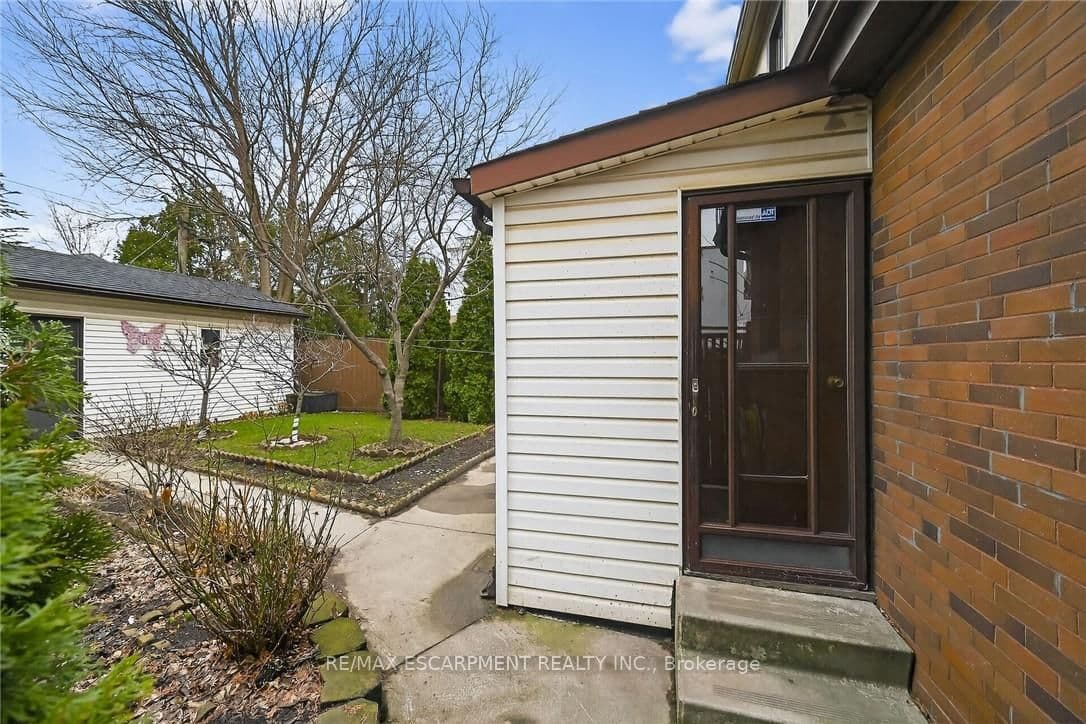 144 Hunter Street W thumbnail 40