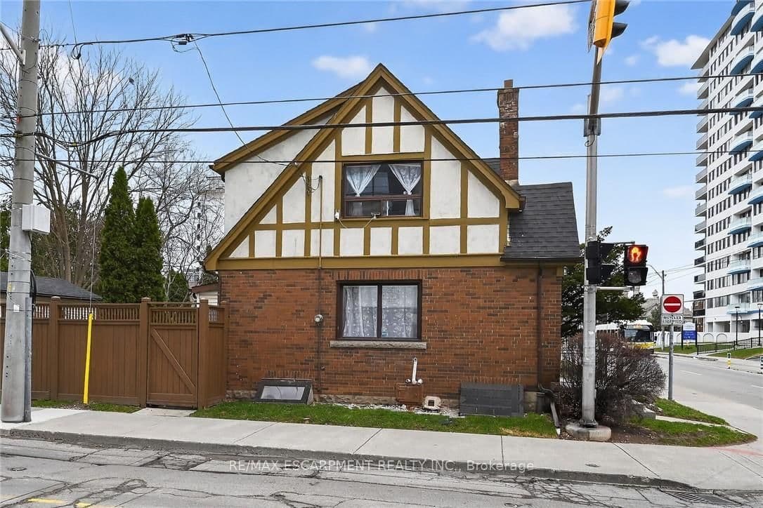 144 Hunter Street W thumbnail 48