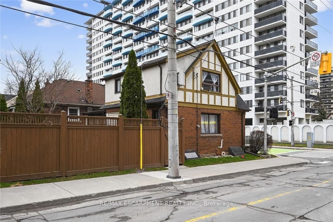 144 Hunter Street W thumbnail 49