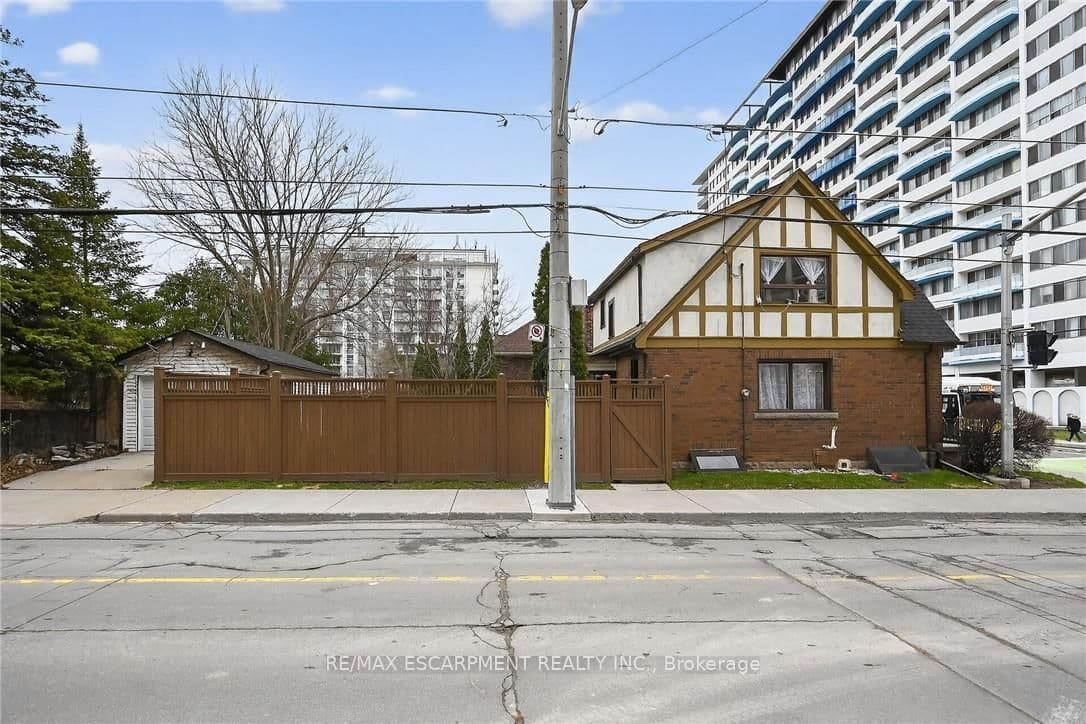 144 Hunter Street W thumbnail 50
