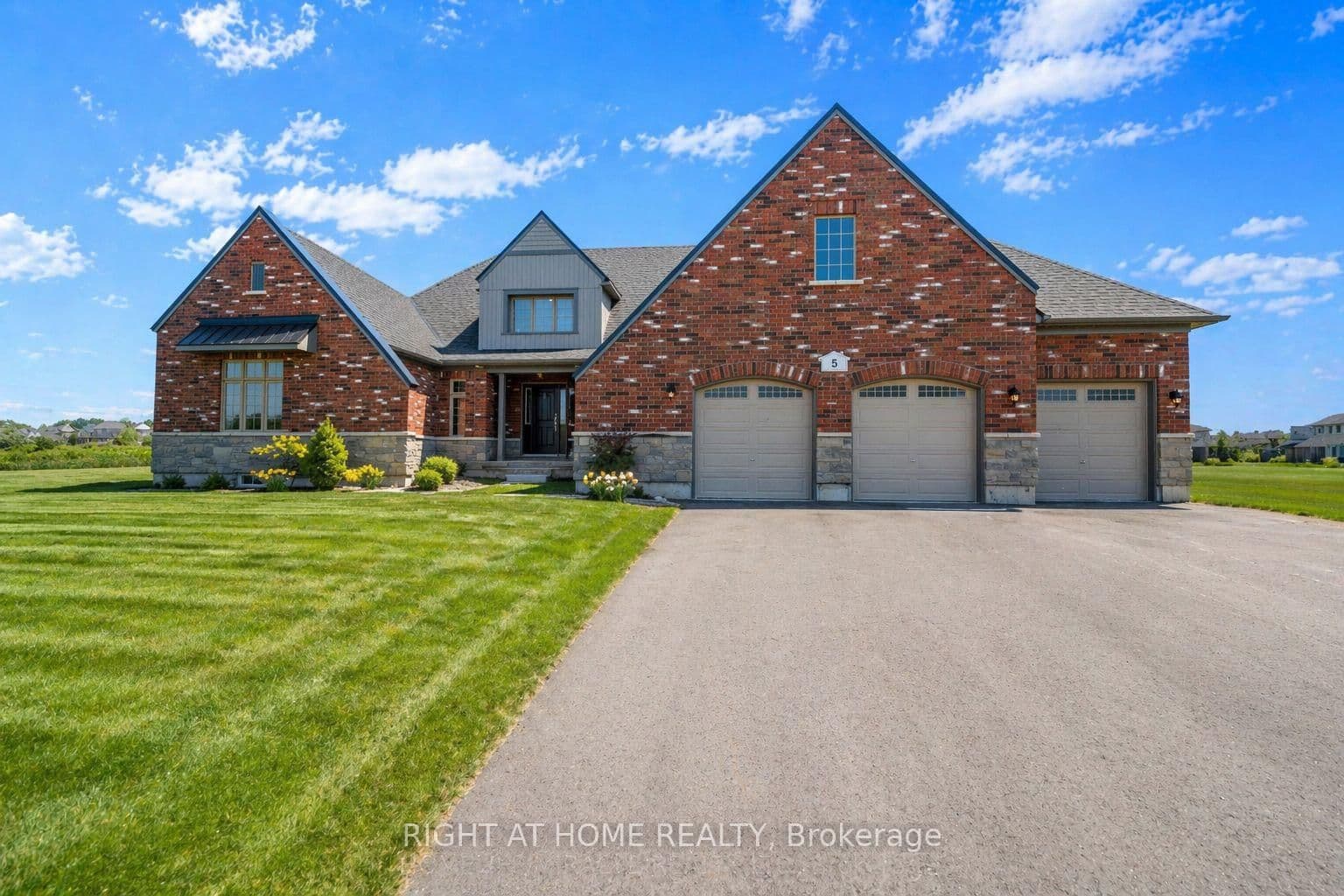 5 Skyvue Crescent - Image 1