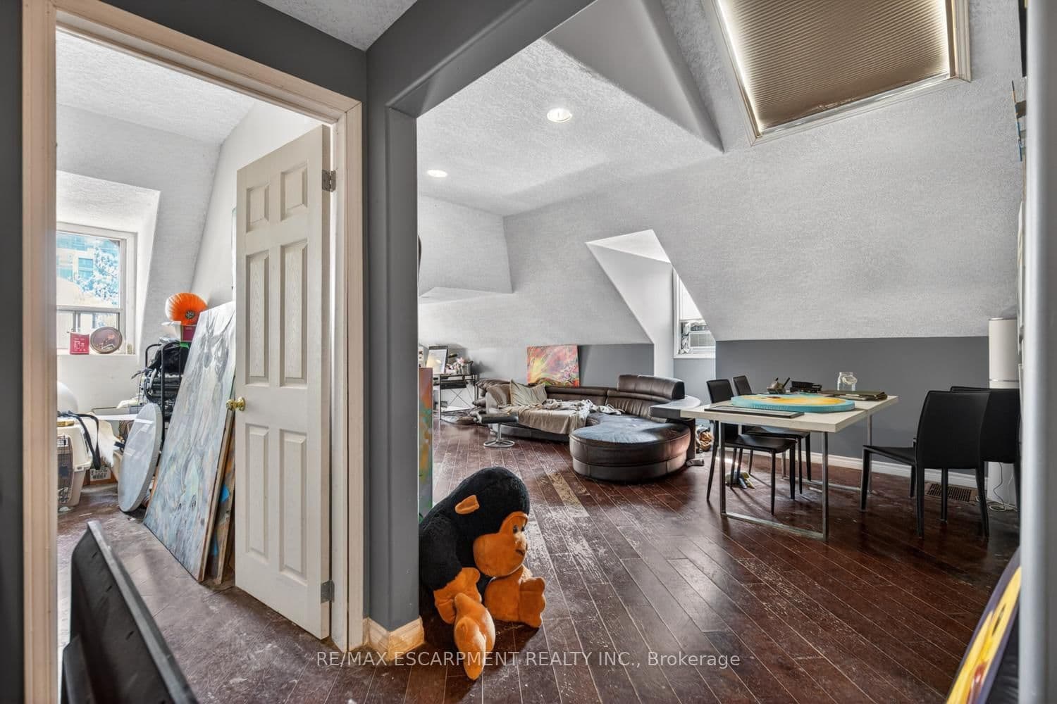 38 Hess Street S thumbnail 18
