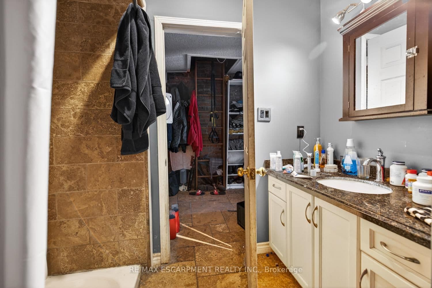 38 Hess Street S thumbnail 31