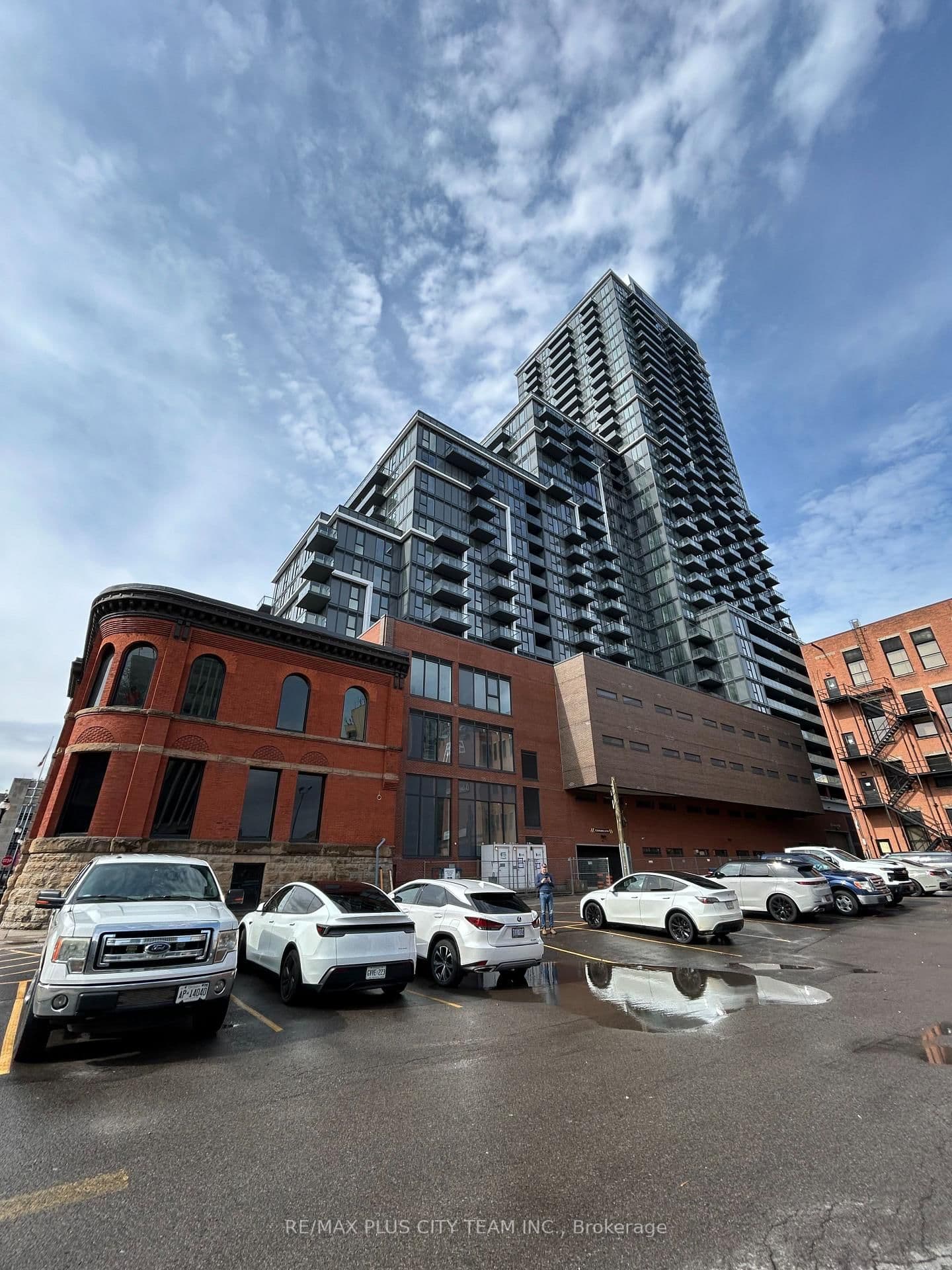 75 James Street S, Unit 1402