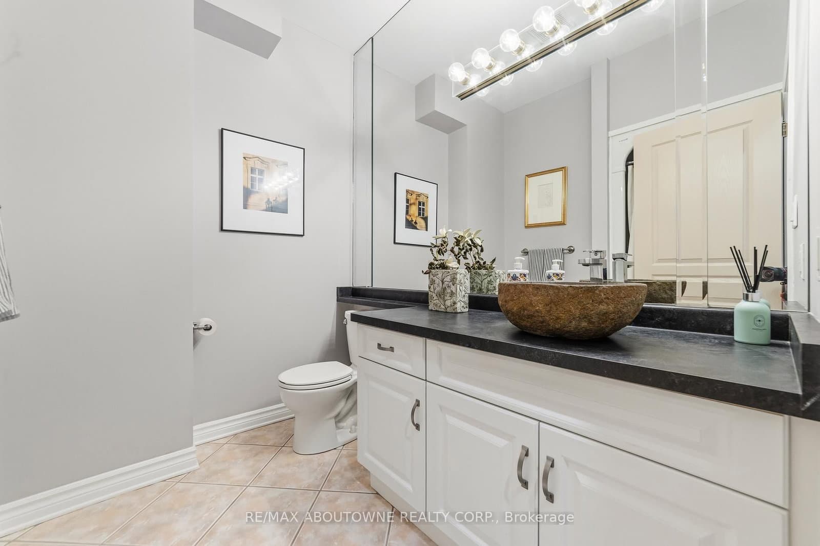 575 Simcoe Street, Unit 12 thumbnail 14