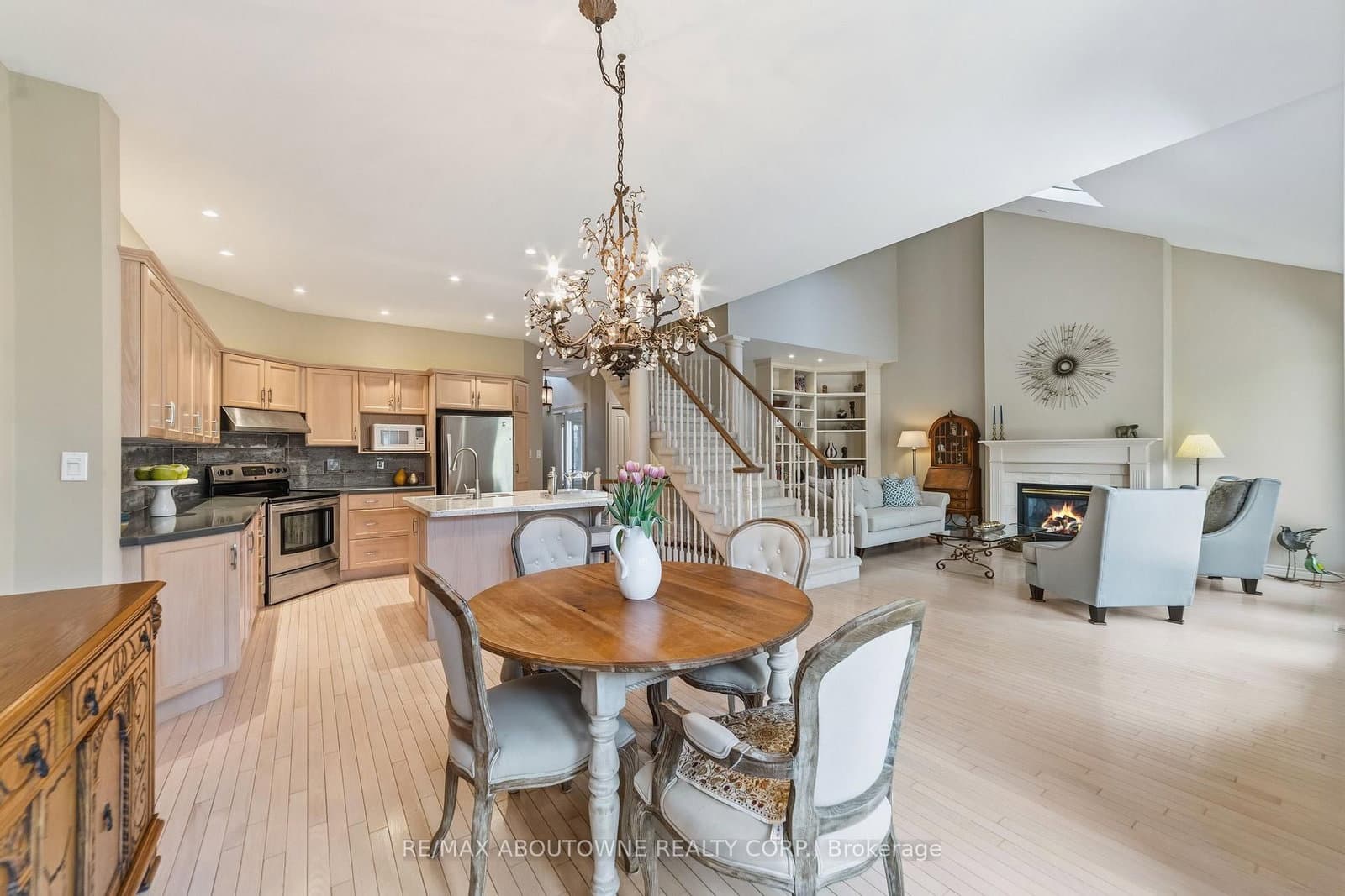 575 Simcoe Street, Unit 12 thumbnail 2