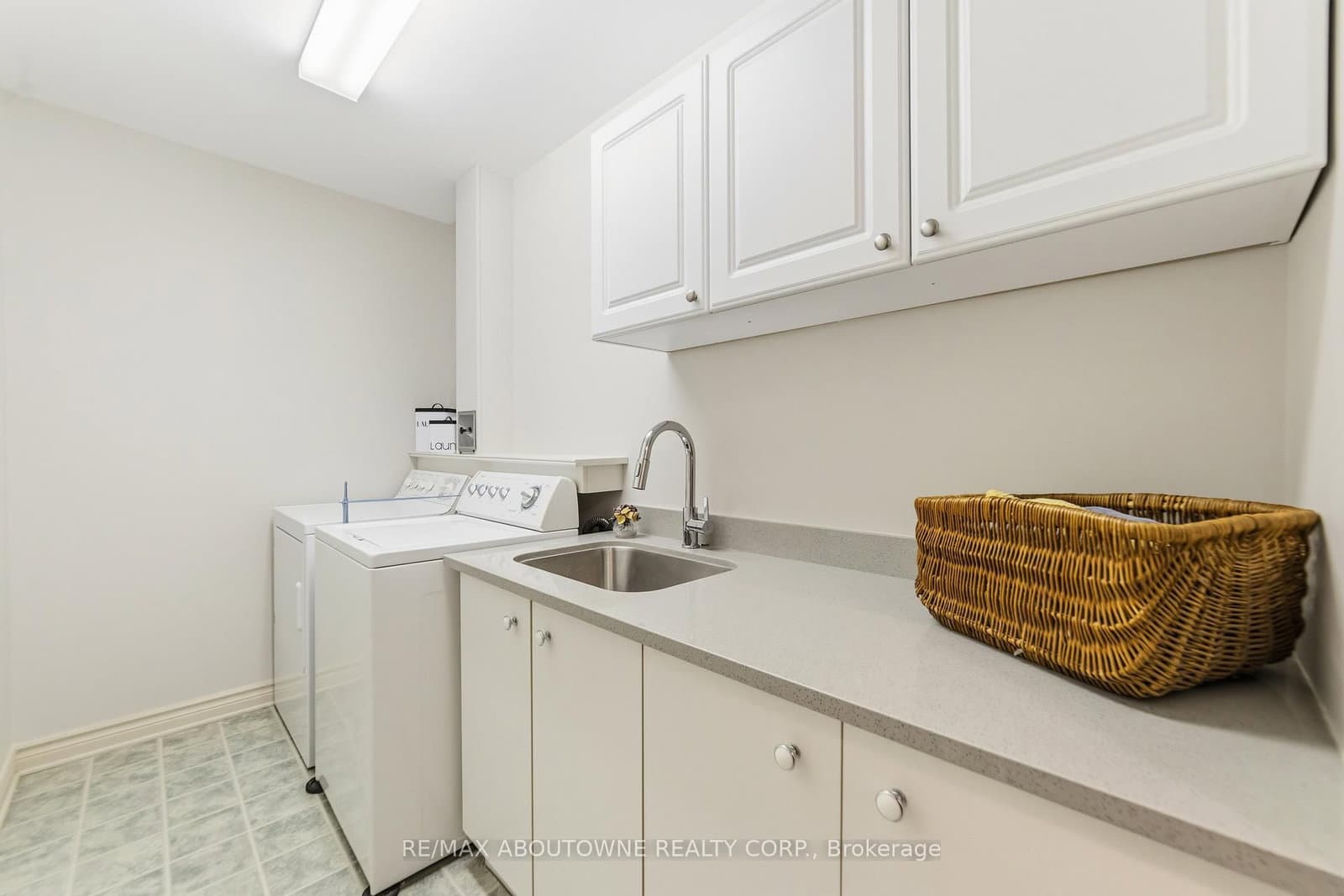 575 Simcoe Street, Unit 12 thumbnail 22