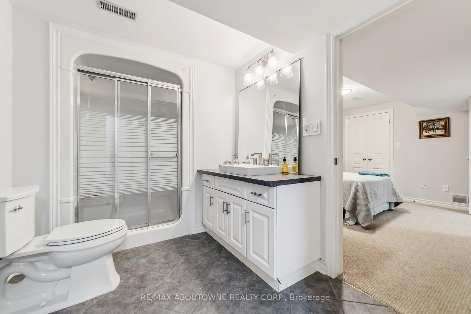 575 Simcoe Street, Unit 12 thumbnail 27